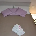 לינה וארוחת בוקר Karina's 4*